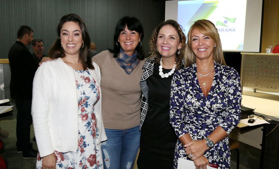 Governo do Estado investirá R$ 5,2 milhões ao ano para fortalecer e ampliar os serviços de atendimento à população de rua em 27 municípios do Paraná. O termo de adesão ao cofinanciamento foi assinado nesta quinta-feira (17), pelo Governador Beto Richa e a secretaria da Família e Desenvolvimento Social, Fernanda Richa, prefeitos e secretários municipais de assistência social, em solenidade no Palácio das Araucárias, em Curitiba. - Foto: Rogério Machado/SECS