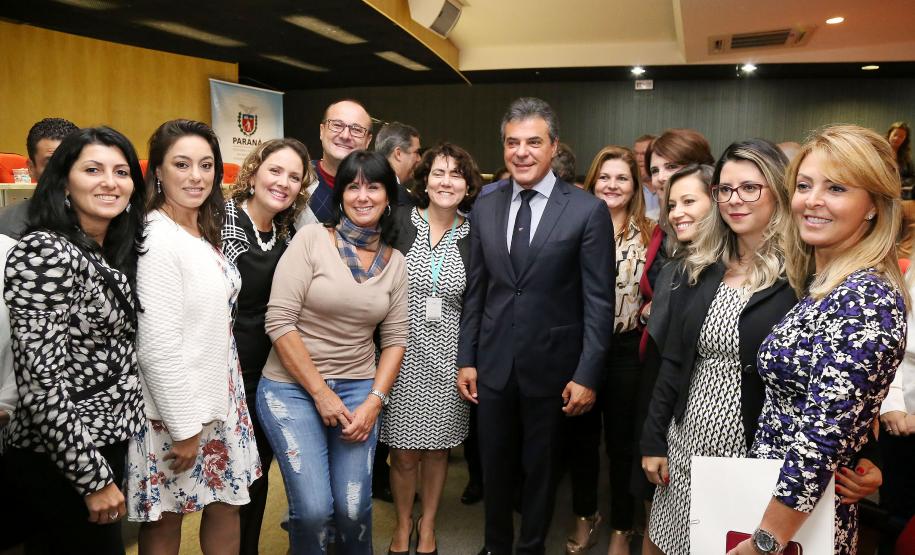 Governo do Estado investirá R$ 5,2 milhões ao ano para fortalecer e ampliar os serviços de atendimento à população de rua em 27 municípios do Paraná. O termo de adesão ao cofinanciamento foi assinado nesta quinta-feira (17), pelo Governador Beto Richa e a secretaria da Família e Desenvolvimento Social, Fernanda Richa, prefeitos e secretários municipais de assistência social, em solenidade no Palácio das Araucárias, em Curitiba. - Foto: Rogério Machado/SECS