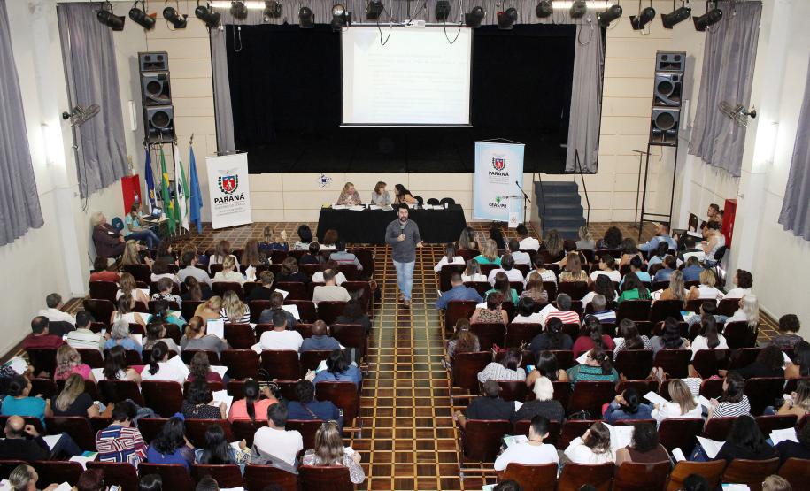 Cerca de 250 conselheiros de assistência social e representantes municipais da política de assistência social do Estado, participam, nesta segunda e terça-feira (10 e 11.04), da reunião ampliada do Conselho Estadual de Assistência Social do Paraná (Ceas/PR), que acontece no auditório da Universidade Estadual de Ponta Grossa (UEPG). - Foto: Aliocha Mauricio/SEDS