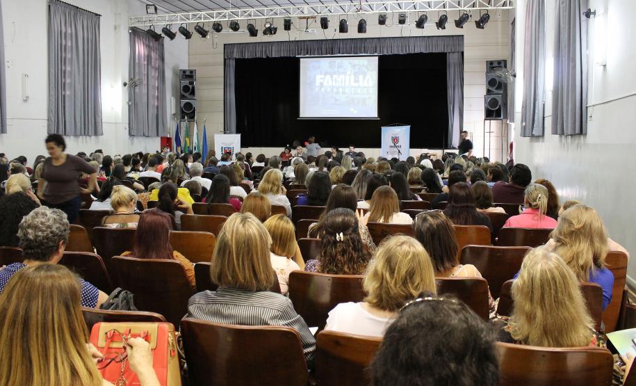 Cerca de 250 conselheiros de assistência social e representantes municipais da política de assistência social do Estado, participam, nesta segunda e terça-feira (10 e 11.04), da reunião ampliada do Conselho Estadual de Assistência Social do Paraná (Ceas/PR), que acontece no auditório da Universidade Estadual de Ponta Grossa (UEPG). - Foto: Aliocha Mauricio/SEDS