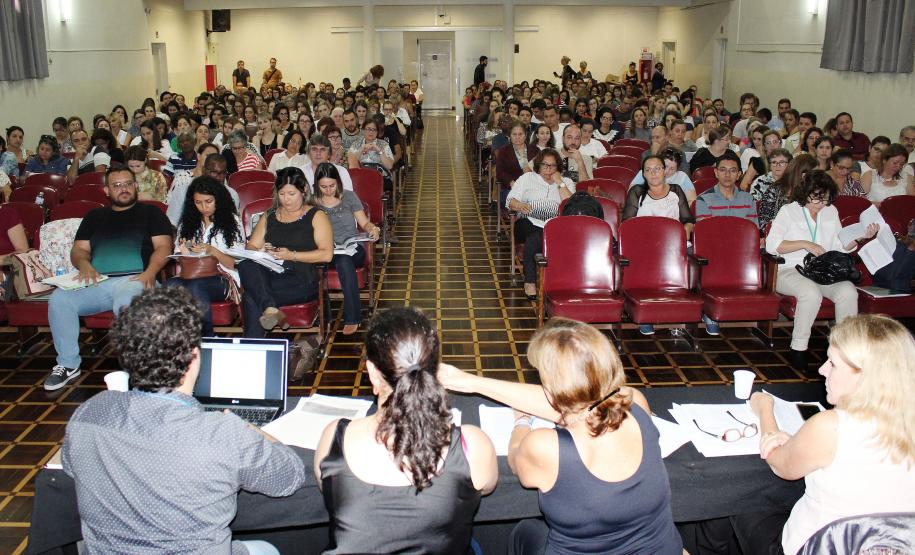 Cerca de 250 conselheiros de assistência social e representantes municipais da política de assistência social do Estado, participam, nesta segunda e terça-feira (10 e 11.04), da reunião ampliada do Conselho Estadual de Assistência Social do Paraná (Ceas/PR), que acontece no auditório da Universidade Estadual de Ponta Grossa (UEPG). - Foto: Aliocha Mauricio/SEDS