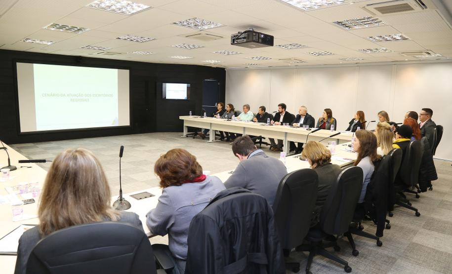 Secretária da Família e Desenvolvimento Social, Fernanda Richa, participa da reunião com chefes de escritórios regionais da SEDS - Foto: Rogério Machado/SECS