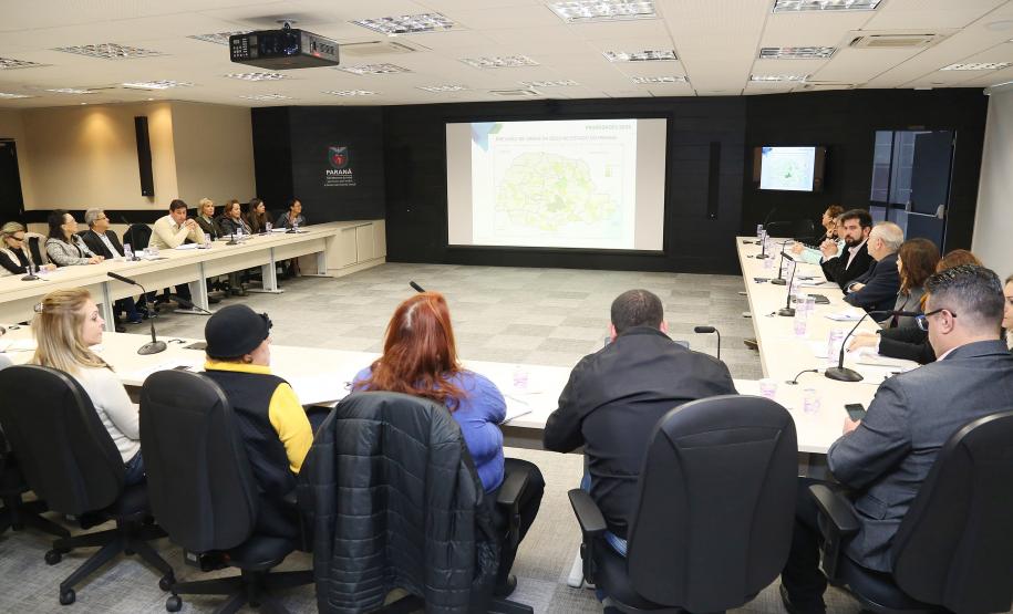 Secretária da Família e Desenvolvimento Social, Fernanda Richa, participa da reunião com chefes de escritórios regionais da SEDS - Foto: Rogério Machado/SECS