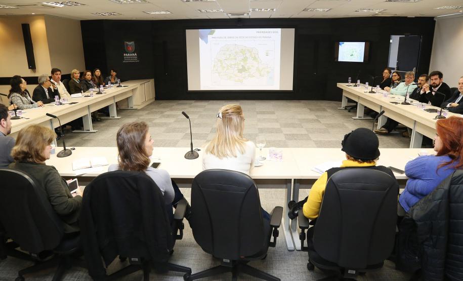 Secretária da Família e Desenvolvimento Social, Fernanda Richa, participa da reunião com chefes de escritórios regionais da SEDS - Foto: Rogério Machado/SECS