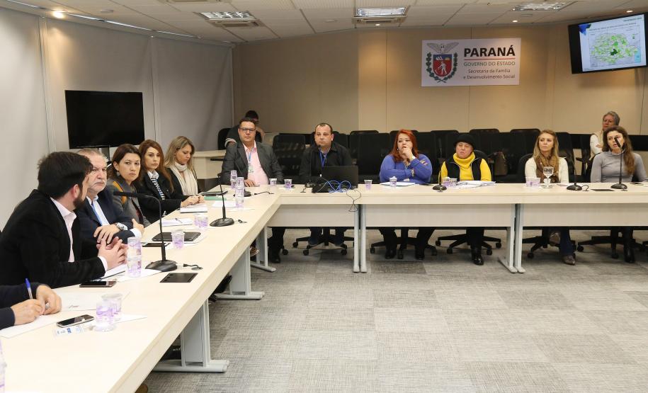 Secretária da Família e Desenvolvimento Social, Fernanda Richa, participa da reunião com chefes de escritórios regionais da SEDS - Foto: Rogério Machado/SECS