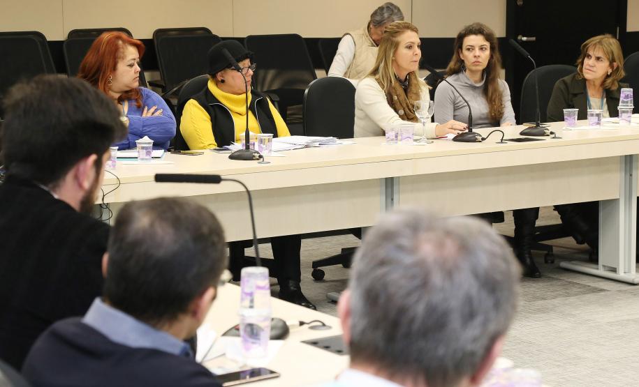 Secretária da Família e Desenvolvimento Social, Fernanda Richa, participa da reunião com chefes de escritórios regionais da SEDS - Foto: Rogério Machado/SECS