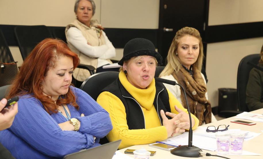 Secretária da Família e Desenvolvimento Social, Fernanda Richa, participa da reunião com chefes de escritórios regionais da SEDS - Foto: Rogério Machado/SECS