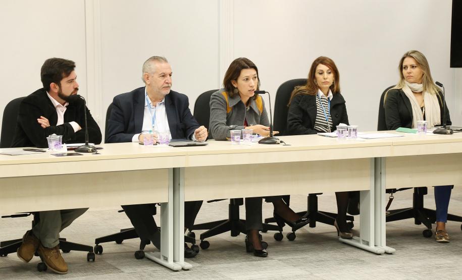 Secretária da Família e Desenvolvimento Social, Fernanda Richa, participa da reunião com chefes de escritórios regionais da SEDS - Foto: Rogério Machado/SECS