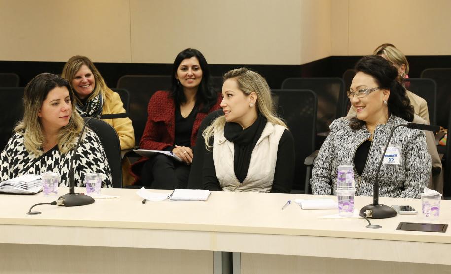 Secretária da Família e Desenvolvimento Social, Fernanda Richa, participa da reunião com chefes de escritórios regionais da SEDS - Foto: Rogério Machado/SECS