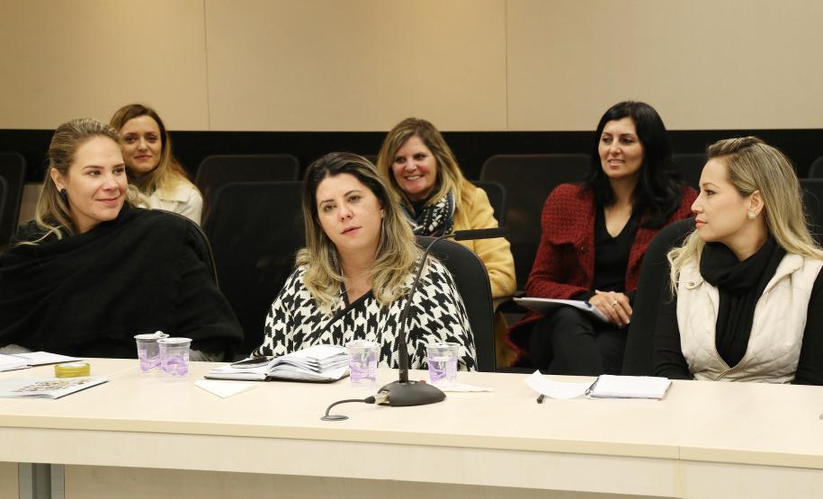 Secretária da Família e Desenvolvimento Social, Fernanda Richa, participa da reunião com chefes de escritórios regionais da SEDS - Foto: Rogério Machado/SECS