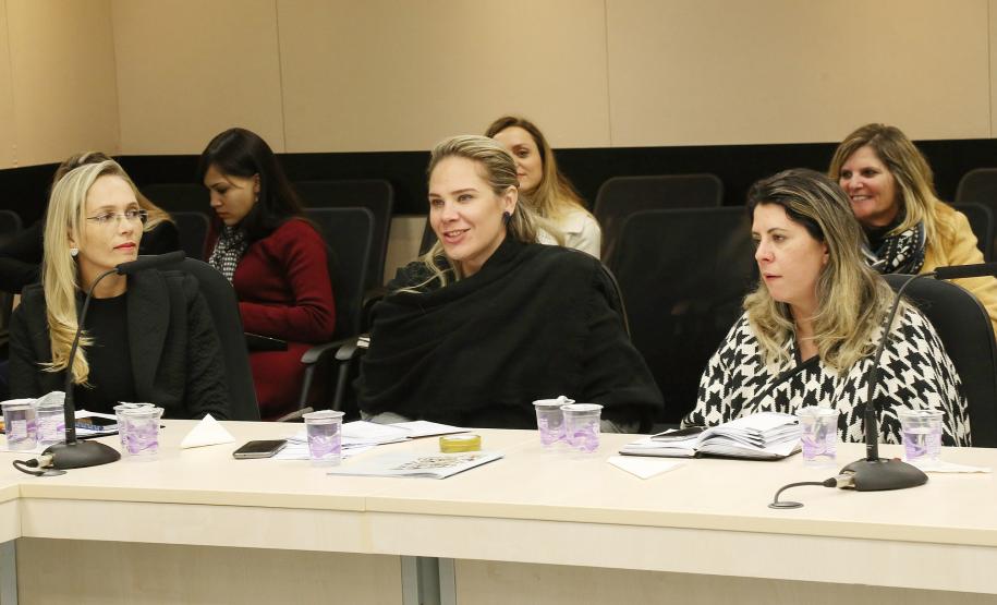 Secretária da Família e Desenvolvimento Social, Fernanda Richa, participa da reunião com chefes de escritórios regionais da SEDS - Foto: Rogério Machado/SECS