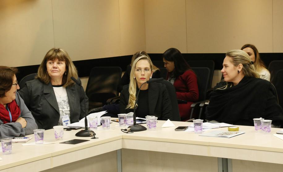 Secretária da Família e Desenvolvimento Social, Fernanda Richa, participa da reunião com chefes de escritórios regionais da SEDS - Foto: Rogério Machado/SECS