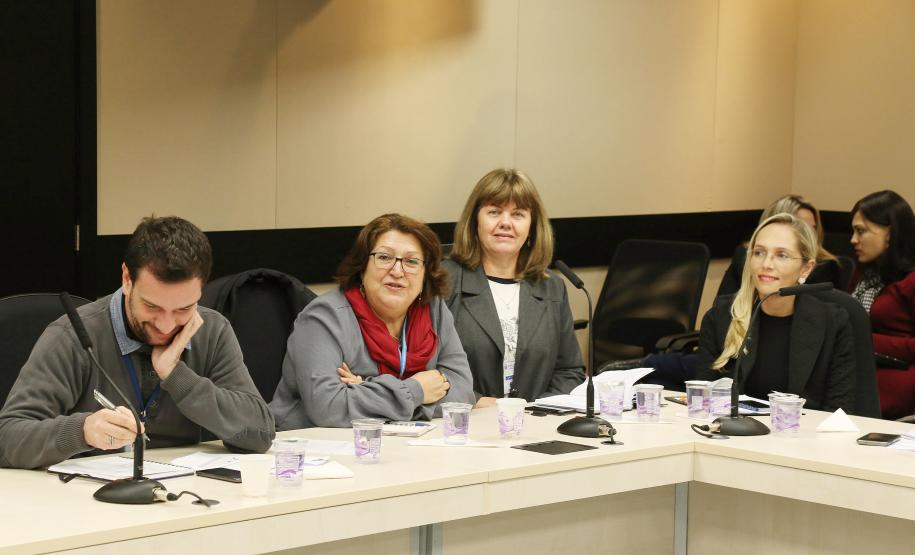 Secretária da Família e Desenvolvimento Social, Fernanda Richa, participa da reunião com chefes de escritórios regionais da SEDS - Foto: Rogério Machado/SECS