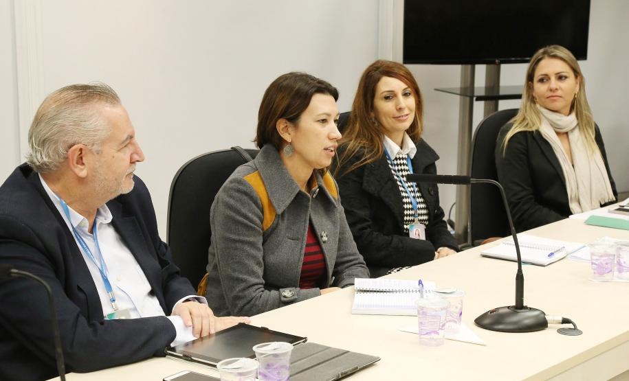 Secretária da Família e Desenvolvimento Social, Fernanda Richa, participa da reunião com chefes de escritórios regionais da SEDS - Foto: Rogério Machado/SECS