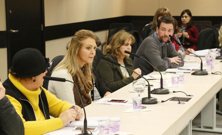 Secretária da Família e Desenvolvimento Social, Fernanda Richa, participa da reunião com chefes de escritórios regionais da SEDS - Foto: Rogério Machado/SECS