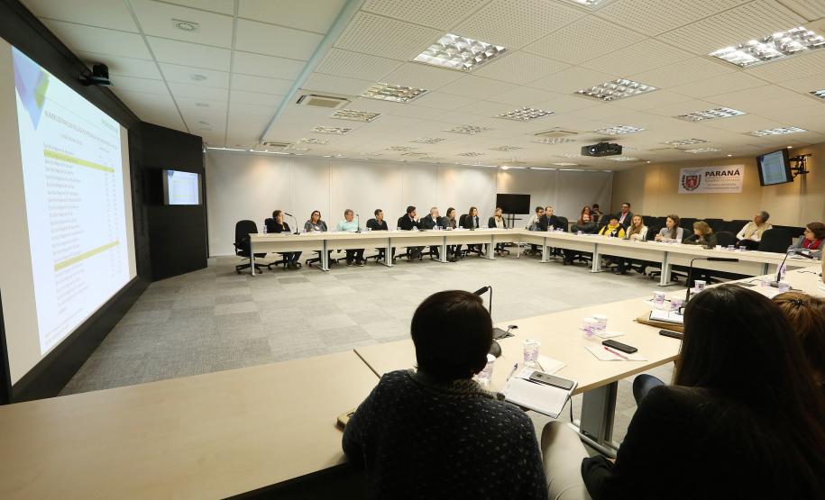 Secretária da Família e Desenvolvimento Social, Fernanda Richa, participa da reunião com chefes de escritórios regionais da SEDS - Foto: Rogério Machado/SECS