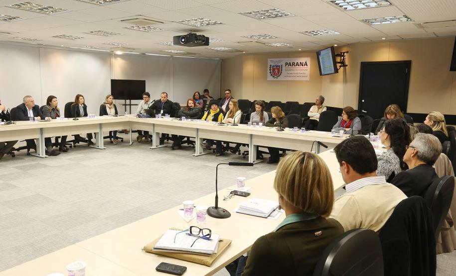 Secretária da Família e Desenvolvimento Social, Fernanda Richa, participa da reunião com chefes de escritórios regionais da SEDS - Foto: Rogério Machado/SECS