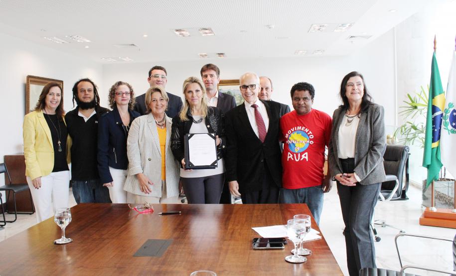 Secretária da Família e Desenvolvimento Social, Nádia Moura, participa do termo de adesão para a população em situação de rua - Foto: Aliocha Maurício/SEDS