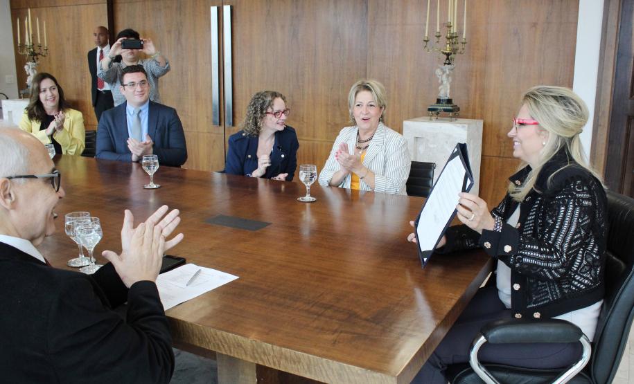 Secretária da Família e Desenvolvimento Social, Nádia Moura, participa do termo de adesão para a população em situação de rua - Foto: Aliocha Maurício/SEDS