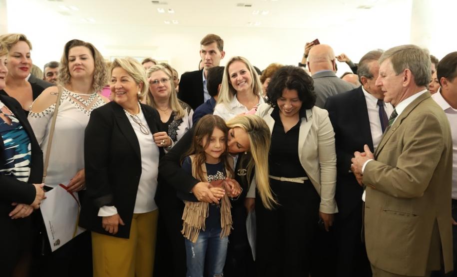 Mais 271 municípios do Paraná receberam recursos do Governo do Estado para a assistência social e garantia de direitos de crianças e adolescentes, pessoas com deficiência e famílias em situação de vulnerabilidade e risco social. Os convênios, que somam R$ 61 milhões, foram formalizados pela governadora Cida Borghetti nesta segunda-feira (3), em solenidade com prefeitos e gestores municipais, no Palácio Iguaçu, em Curitiba. - Curitiba, 03/12/2018 - Foto: José Fernando Ogura/ANPr