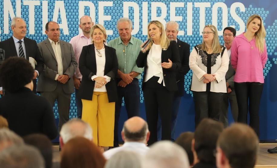 Mais 271 municípios do Paraná receberam recursos do Governo do Estado para a assistência social e garantia de direitos de crianças e adolescentes, pessoas com deficiência e famílias em situação de vulnerabilidade e risco social. Os convênios, que somam R$ 61 milhões, foram formalizados pela governadora Cida Borghetti nesta segunda-feira (3), em solenidade com prefeitos e gestores municipais, no Palácio Iguaçu, em Curitiba. - Curitiba, 03/12/2018 - Foto: José Fernando Ogura/ANPr