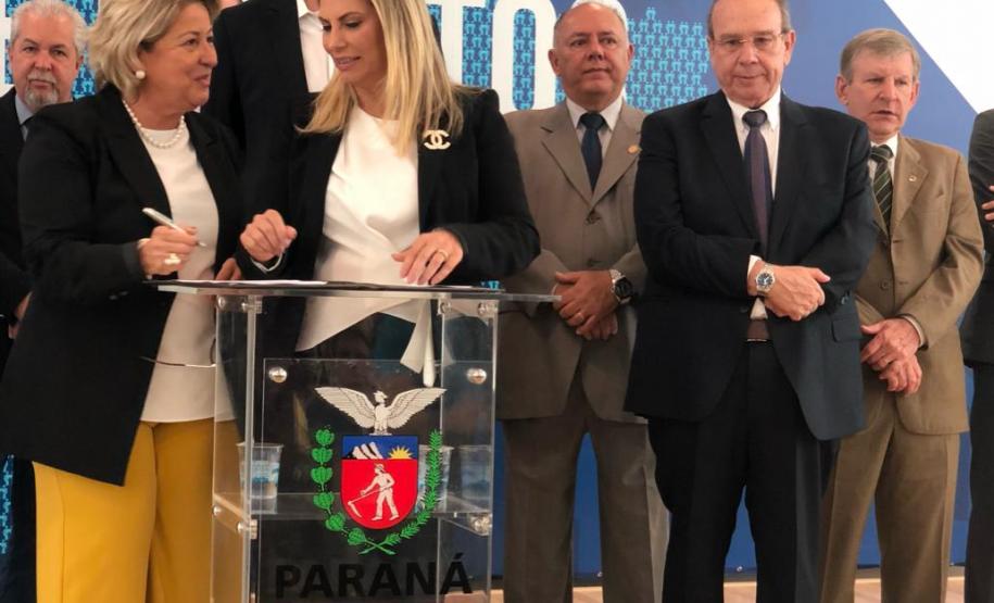 Mais 271 municípios do Paraná receberam recursos do Governo do Estado para a assistência social e garantia de direitos de crianças e adolescentes, pessoas com deficiência e famílias em situação de vulnerabilidade e risco social. Os convênios, que somam R$ 61 milhões, foram formalizados pela governadora Cida Borghetti nesta segunda-feira (3), em solenidade com prefeitos e gestores municipais, no Palácio Iguaçu, em Curitiba. - Curitiba, 03/12/2018 - Foto: Divulgação / SEDS