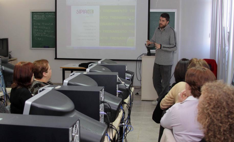 A Secretaria da Família e Desenvolvimento Social, terminou nesta quarta-feira a primeira etapa de preparação para a realização da capacitação dos 2065 conselheiros tutelares que atuam nas 413 unidades dos Conselhos Tutelares, nos 399 municípios paranaenses.Foto: Ricardo Marajó/SEDS