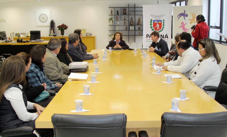 A diretora geral da Secretaria da Família e Desenvolvimento Social (Seds), Letícia Raymundo, e os prefeitos de cinco municípios do interior do Estado assinaram nesta terça-feira (19), o convênio para a construção Centros de Referência de Assistência Social. Foto:Ricardo Marajó/SEDS