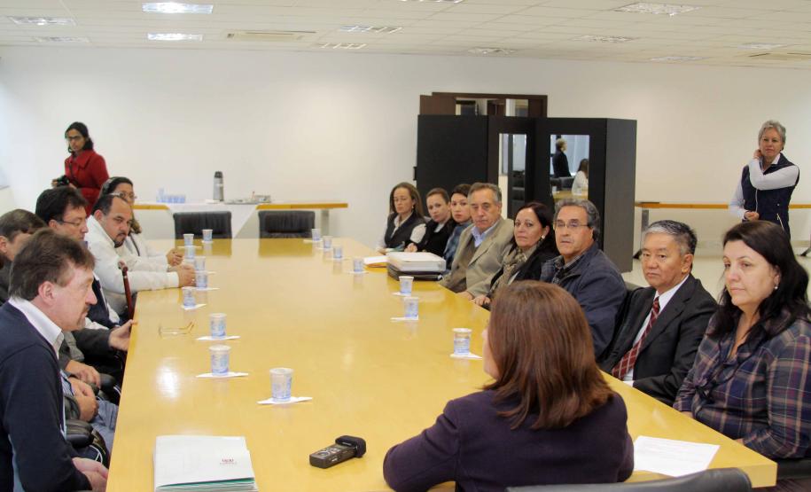 A diretora geral da Secretaria da Família e Desenvolvimento Social (Seds), Letícia Raymundo, e os prefeitos de cinco municípios do interior do Estado assinaram nesta terça-feira (19), o convênio para a construção Centros de Referência de Assistência Social. Foto:Ricardo Marajó/SEDS