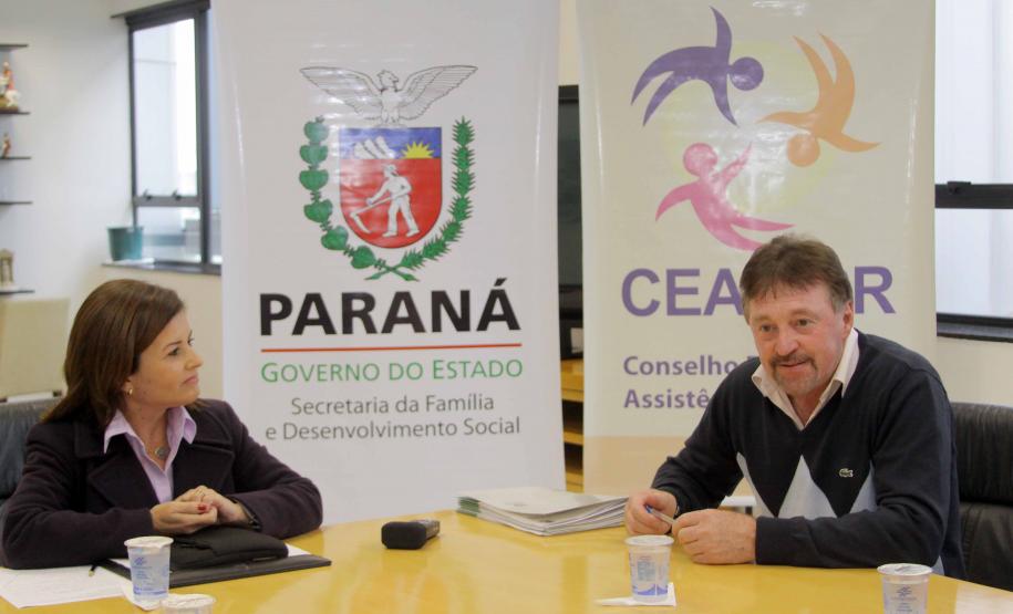 A diretora geral da Secretaria da Família e Desenvolvimento Social (Seds), Letícia Raymundo, e os prefeitos de cinco municípios do interior do Estado assinaram nesta terça-feira (19), o convênio para a construção Centros de Referência de Assistência Social. Foto:Ricardo Marajó/SEDS