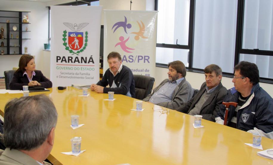 A diretora geral da Secretaria da Família e Desenvolvimento Social (Seds), Letícia Raymundo, e os prefeitos de cinco municípios do interior do Estado assinaram nesta terça-feira (19), o convênio para a construção Centros de Referência de Assistência Social. Foto:Ricardo Marajó/SEDS