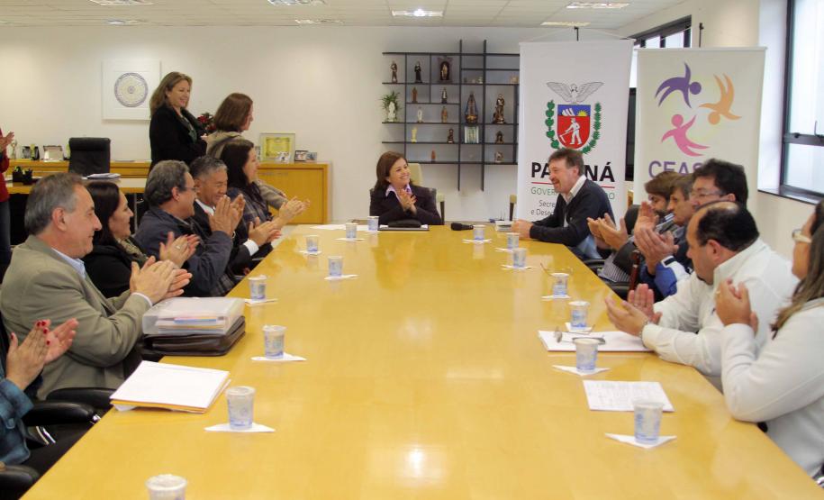 A diretora geral da Secretaria da Família e Desenvolvimento Social (Seds), Letícia Raymundo, e os prefeitos de cinco municípios do interior do Estado assinaram nesta terça-feira (19), o convênio para a construção Centros de Referência de Assistência Social. Foto:Ricardo Marajó/SEDS