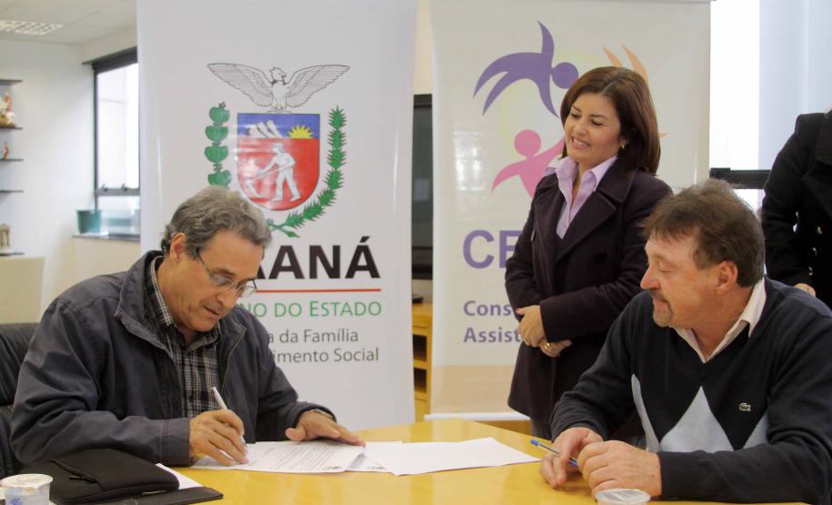 A diretora geral da Secretaria da Família e Desenvolvimento Social (Seds), Letícia Raymundo, e os prefeitos de cinco municípios do interior do Estado assinaram nesta terça-feira (19), o convênio para a construção Centros de Referência de Assistência Social. Foto:Ricardo Marajó/SEDS