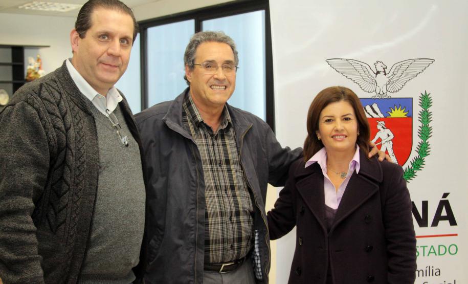 A diretora geral da Secretaria da Família e Desenvolvimento Social (Seds), Letícia Raymundo, e os prefeitos de cinco municípios do interior do Estado assinaram nesta terça-feira (19), o convênio para a construção Centros de Referência de Assistência Social. Foto:Ricardo Marajó/SEDS