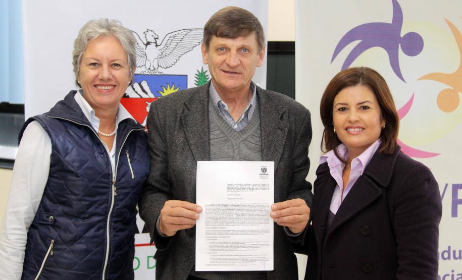 A diretora geral da Secretaria da Família e Desenvolvimento Social (Seds), Letícia Raymundo, e os prefeitos de cinco municípios do interior do Estado assinaram nesta terça-feira (19), o convênio para a construção Centros de Referência de Assistência Social. Foto:Ricardo Marajó/SEDS