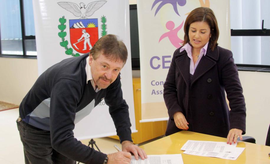 A diretora geral da Secretaria da Família e Desenvolvimento Social (Seds), Letícia Raymundo, e os prefeitos de cinco municípios do interior do Estado assinaram nesta terça-feira (19), o convênio para a construção Centros de Referência de Assistência Social. Foto:Ricardo Marajó/SEDS