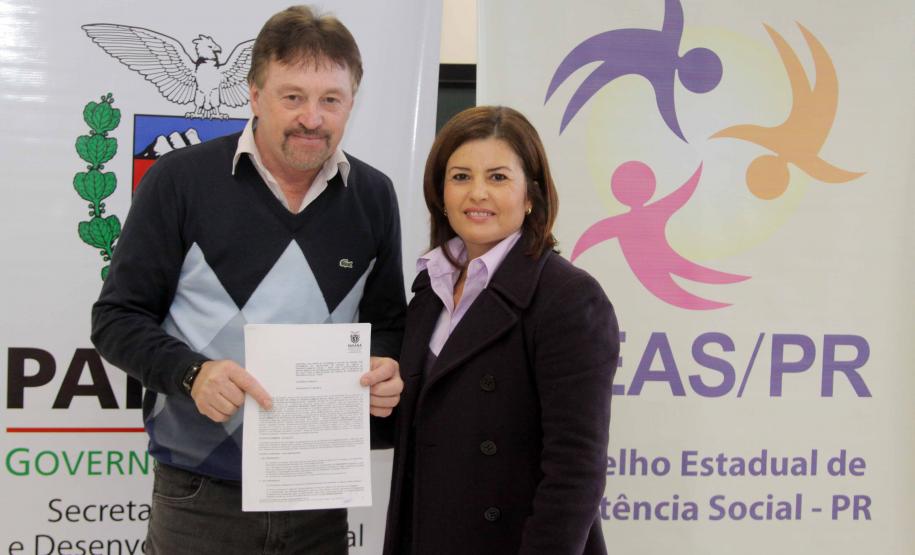A diretora geral da Secretaria da Família e Desenvolvimento Social (Seds), Letícia Raymundo, e os prefeitos de cinco municípios do interior do Estado assinaram nesta terça-feira (19), o convênio para a construção Centros de Referência de Assistência Social. Foto:Ricardo Marajó/SEDS