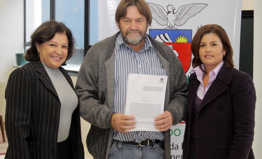 A diretora geral da Secretaria da Família e Desenvolvimento Social (Seds), Letícia Raymundo, e os prefeitos de cinco municípios do interior do Estado assinaram nesta terça-feira (19), o convênio para a construção Centros de Referência de Assistência Social. Foto:Ricardo Marajó/SEDS