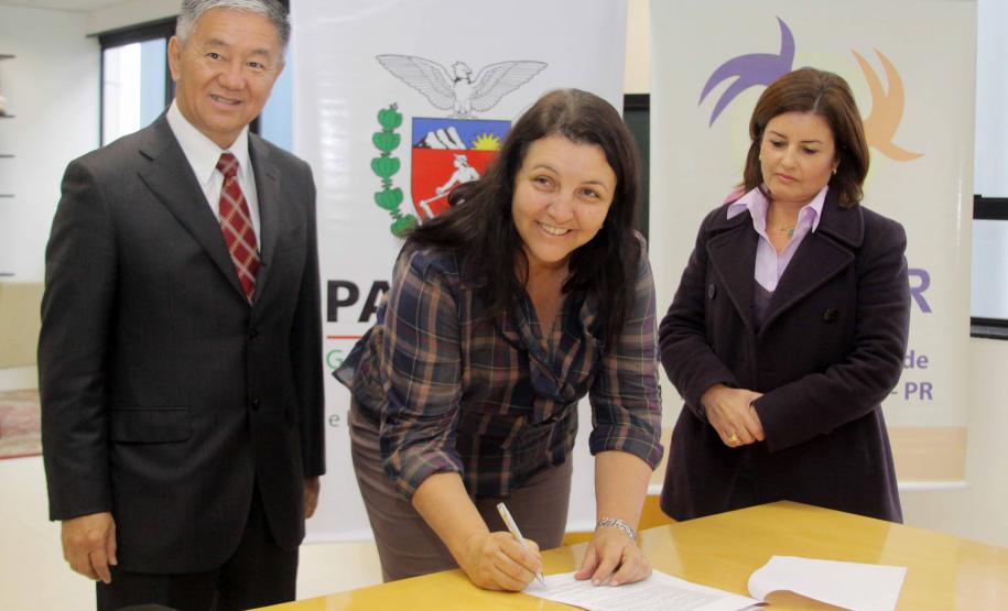 A diretora geral da Secretaria da Família e Desenvolvimento Social (Seds), Letícia Raymundo, e os prefeitos de cinco municípios do interior do Estado assinaram nesta terça-feira (19), o convênio para a construção Centros de Referência de Assistência Social. Foto:Ricardo Marajó/SEDS