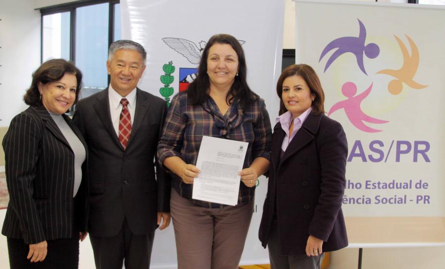 A diretora geral da Secretaria da Família e Desenvolvimento Social (Seds), Letícia Raymundo, e os prefeitos de cinco municípios do interior do Estado assinaram nesta terça-feira (19), o convênio para a construção Centros de Referência de Assistência Social. Foto:Ricardo Marajó/SEDS