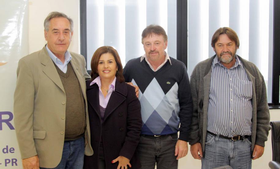 A diretora geral da Secretaria da Família e Desenvolvimento Social (Seds), Letícia Raymundo, e os prefeitos de cinco municípios do interior do Estado assinaram nesta terça-feira (19), o convênio para a construção Centros de Referência de Assistência Social. Foto:Ricardo Marajó/SEDS