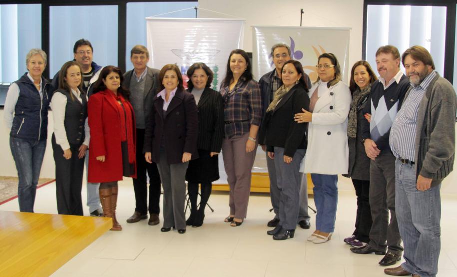 A diretora geral da Secretaria da Família e Desenvolvimento Social (Seds), Letícia Raymundo, e os prefeitos de cinco municípios do interior do Estado assinaram nesta terça-feira (19), o convênio para a construção Centros de Referência de Assistência Social. Foto:Ricardo Marajó/SEDS