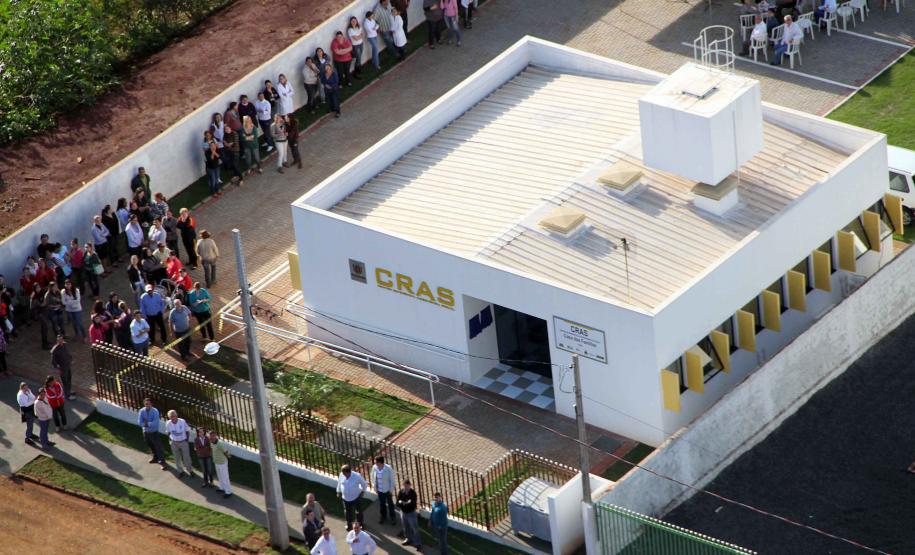 A secretária da Família e Desenvolvimento Social, Fernanda Richa, terminou seus compromissos no interior do Estado, nesta sexta-feira (22), no município de Fênix. Junto com o prefeito Altair Molina Serrano e a primeira-dama e secretária de Assistência Social, Dalva Sales Molina Serrano, participou da inauguração do Centro de Referência de Assistência Social (Cras) Foto:Rogério Machado/SEDS