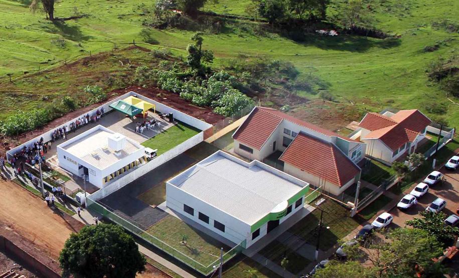 A secretária da Família e Desenvolvimento Social, Fernanda Richa, terminou seus compromissos no interior do Estado, nesta sexta-feira (22), no município de Fênix. Junto com o prefeito Altair Molina Serrano e a primeira-dama e secretária de Assistência Social, Dalva Sales Molina Serrano, participou da inauguração do Centro de Referência de Assistência Social (Cras) Foto:Rogério Machado/SEDS