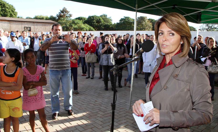 A secretária da Família e Desenvolvimento Social, Fernanda Richa, terminou seus compromissos no interior do Estado, nesta sexta-feira (22), no município de Fênix. Junto com o prefeito Altair Molina Serrano e a primeira-dama e secretária de Assistência Social, Dalva Sales Molina Serrano, participou da inauguração do Centro de Referência de Assistência Social (Cras) Foto:Rogério Machado/SEDS