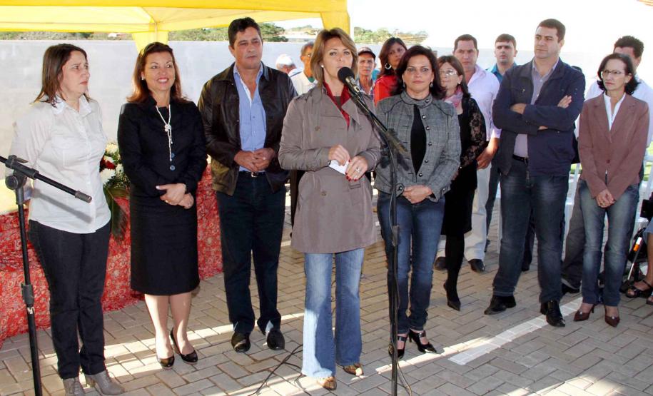 A secretária da Família e Desenvolvimento Social, Fernanda Richa, terminou seus compromissos no interior do Estado, nesta sexta-feira (22), no município de Fênix. Junto com o prefeito Altair Molina Serrano e a primeira-dama e secretária de Assistência Social, Dalva Sales Molina Serrano, participou da inauguração do Centro de Referência de Assistência Social (Cras) Foto:Rogério Machado/SEDS