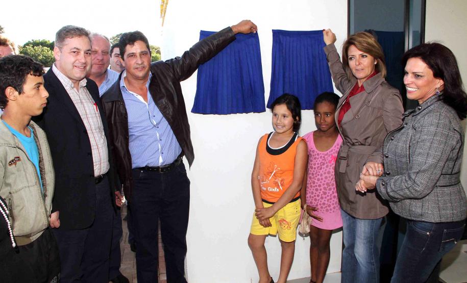 A secretária da Família e Desenvolvimento Social, Fernanda Richa, terminou seus compromissos no interior do Estado, nesta sexta-feira (22), no município de Fênix. Junto com o prefeito Altair Molina Serrano e a primeira-dama e secretária de Assistência Social, Dalva Sales Molina Serrano, participou da inauguração do Centro de Referência de Assistência Social (Cras) Foto:Rogério Machado/SEDS