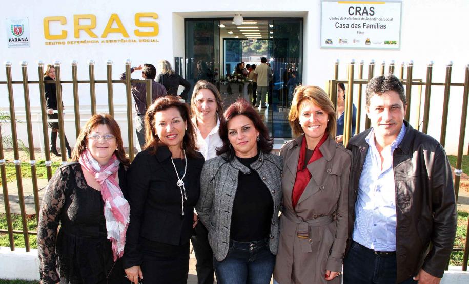 A secretária da Família e Desenvolvimento Social, Fernanda Richa, terminou seus compromissos no interior do Estado, nesta sexta-feira (22), no município de Fênix. Junto com o prefeito Altair Molina Serrano e a primeira-dama e secretária de Assistência Social, Dalva Sales Molina Serrano, participou da inauguração do Centro de Referência de Assistência Social (Cras) Foto:Rogério Machado/SEDS