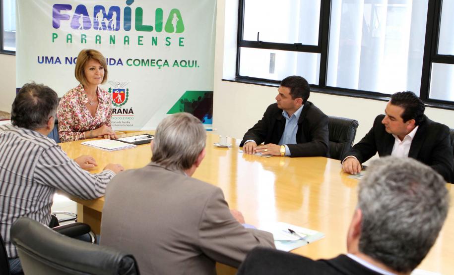 A Secretaria da Família e Desenvolvimento Social Fernanda Richa assina convênios com os municípios de  Amaporã, Barbosa Ferraz, Campina da Lagoa, Campo Bonito, Cerro Azul, Cruz Machado, Mandirituba, Mangueirinha, Prudentópolis, Santa Cecília do Pavão, São Jerônimo da Serra, São Pedro do Iguaçu, Teixeira Soares, Tomazina, Turvo e Wenceslau Braz