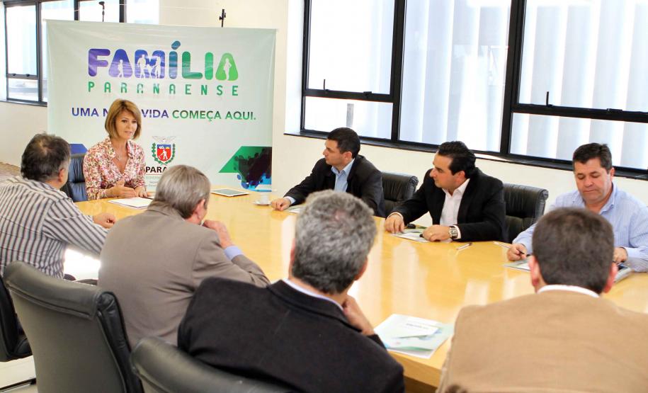 A Secretaria da Família e Desenvolvimento Social Fernanda Richa assina convênios com os municípios de  Amaporã, Barbosa Ferraz, Campina da Lagoa, Campo Bonito, Cerro Azul, Cruz Machado, Mandirituba, Mangueirinha, Prudentópolis, Santa Cecília do Pavão, São Jerônimo da Serra, São Pedro do Iguaçu, Teixeira Soares, Tomazina, Turvo e Wenceslau Braz